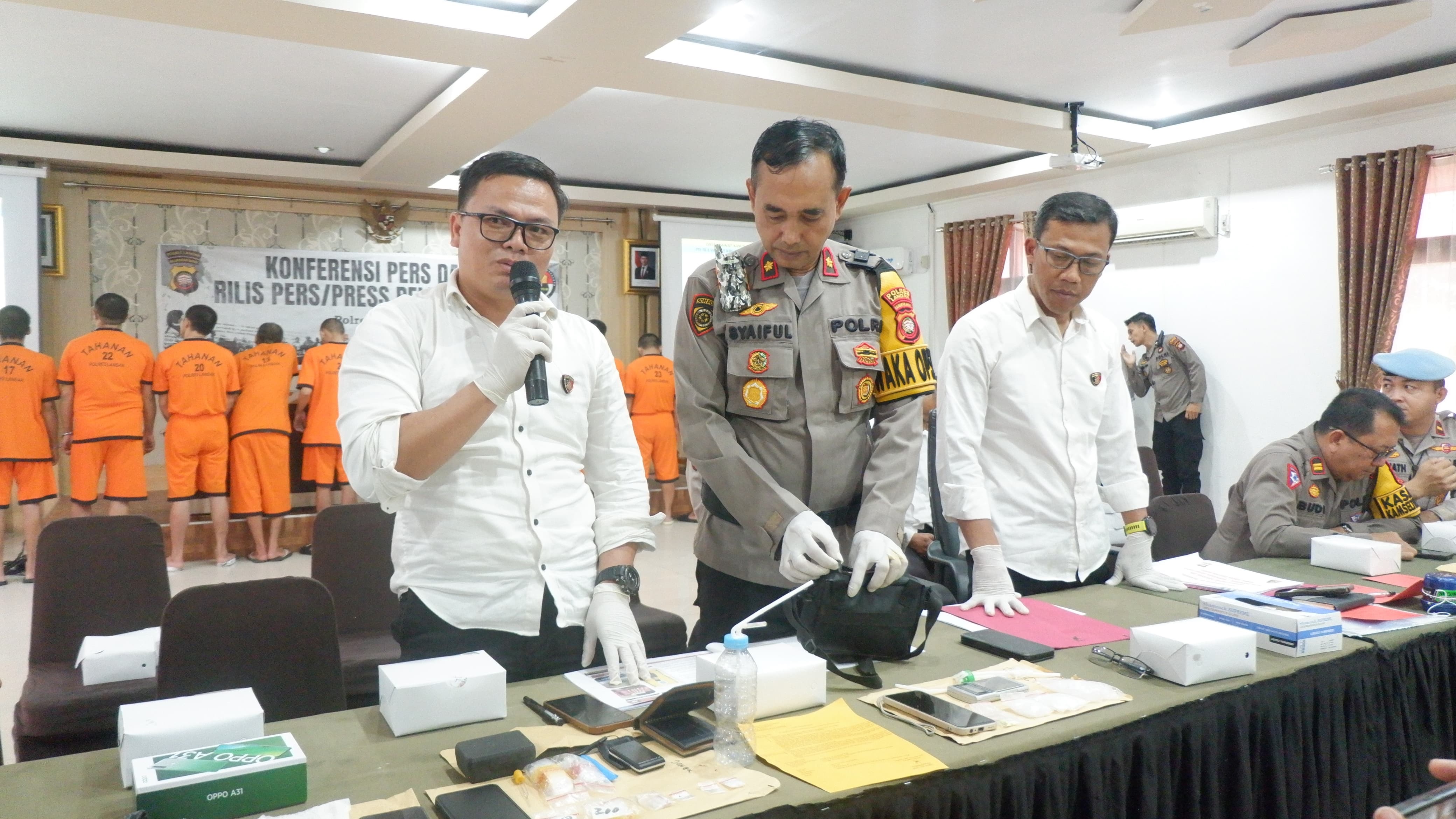 UNGKAP KASUS: Polres Landak saat menggelar konpres pengungkapan kasus selama bulan November hingga Desember 2024 di aula Polres Landak.