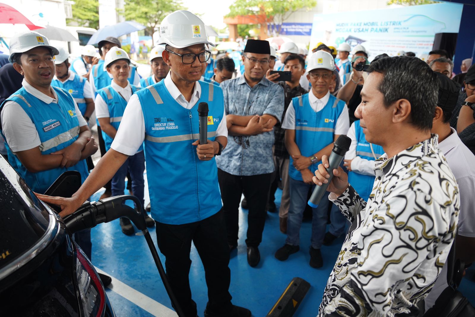 Direktur Utama PLN, Darmawan Prasodjo menyapa pengguna kendaraan listrik yang sedang melakukan pengisian daya SPKLU di Rest Area KM 519A Ruas Tol Solo-Ngawi, (25/12).