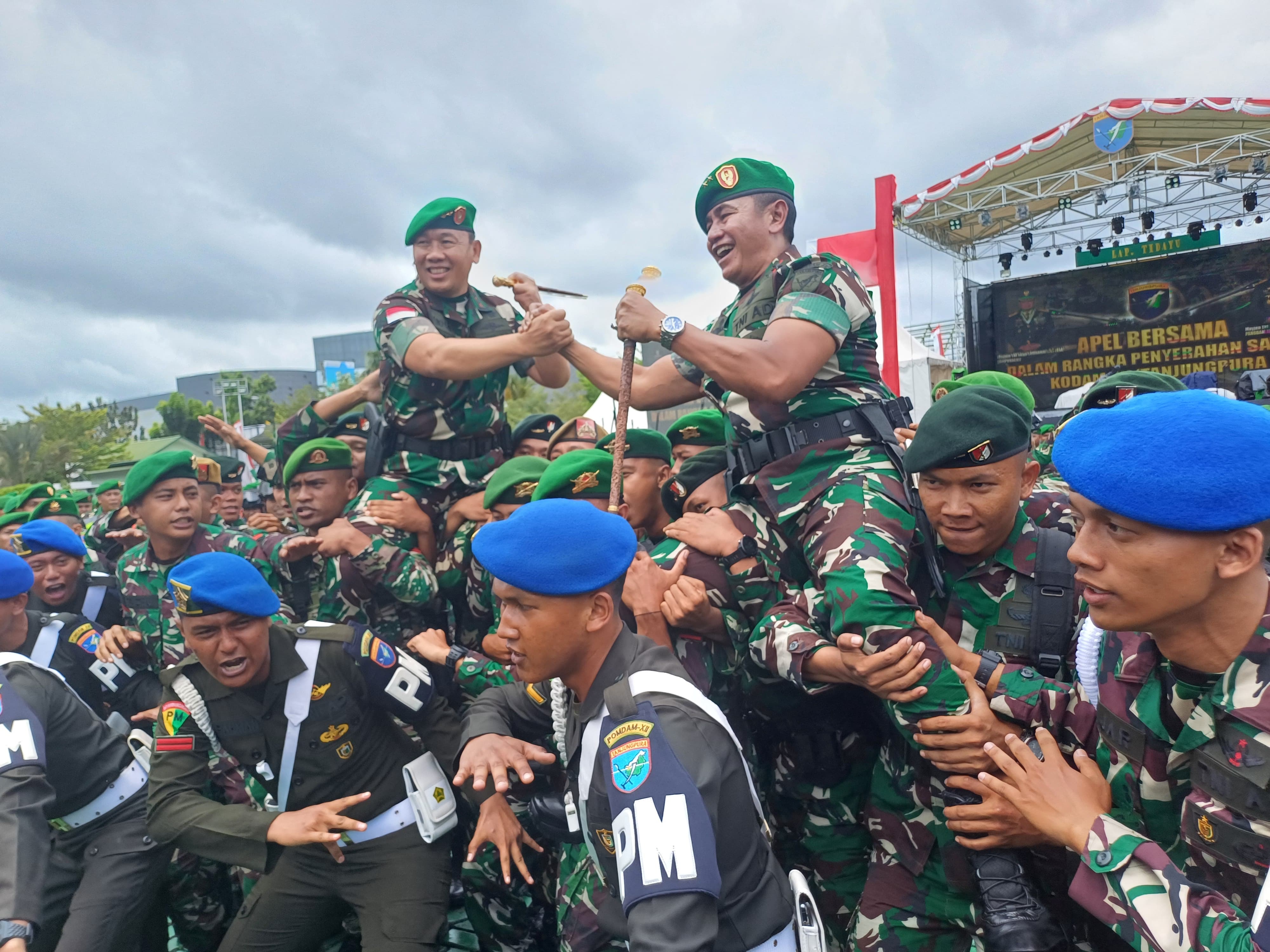 DIARAK: Mayjen TNI Jamallulael dan Mayjen TNI Iwan Setiawan diarak oleh para prajurit Kodam XII Tanjungpura Selasa (31/12). Nama terakhir resmi menyerahkan jabtan Pangdam kepada Jamallulael.