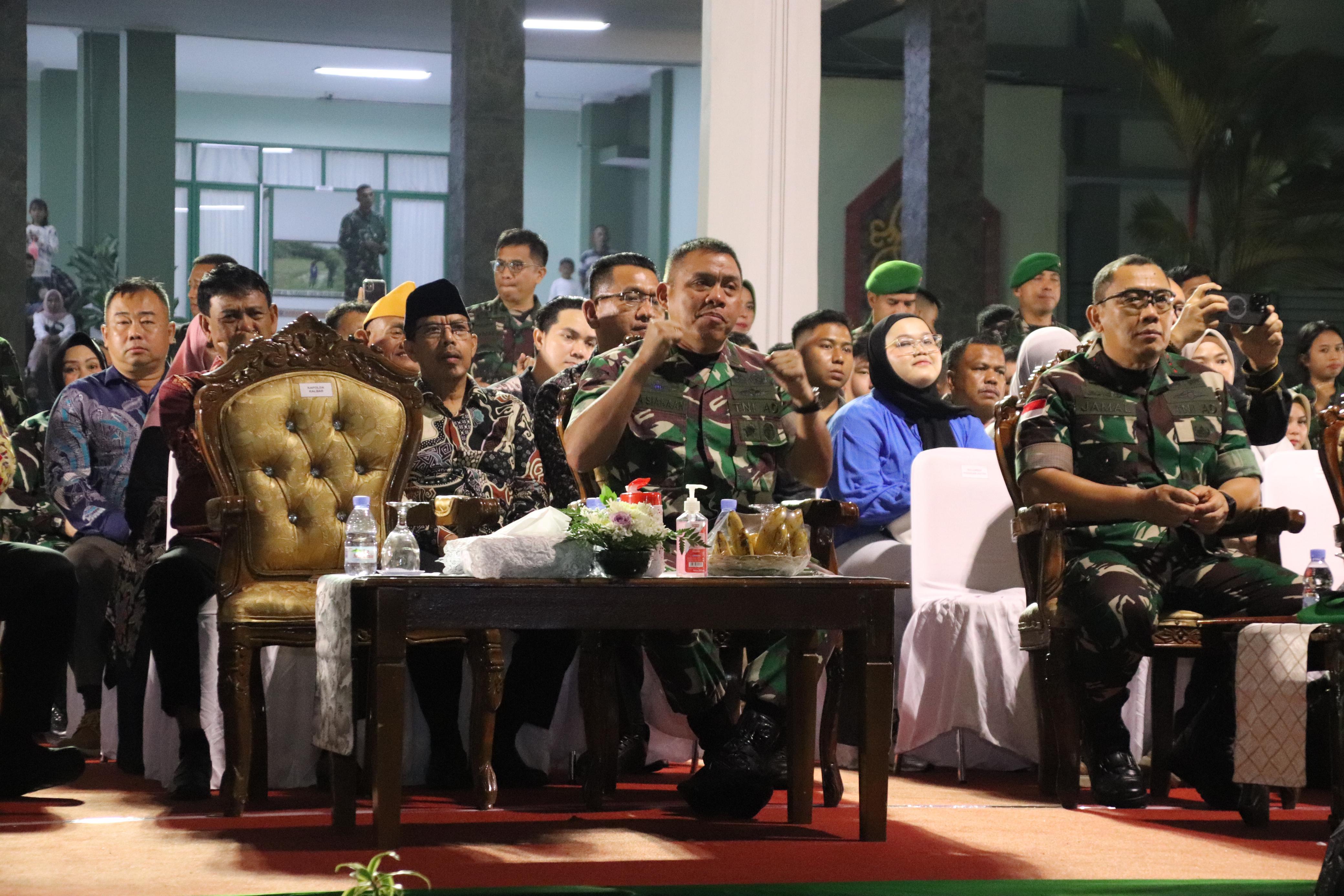 PISAH SAMBUT : Pj Bupati Ismail saat menghadiri acara pisah sambut Panglima Kodam (Pangdam) XII/Tanjungpura yang berlangsung di Lapangan Tidayu Makodam XII Tanjungpura.