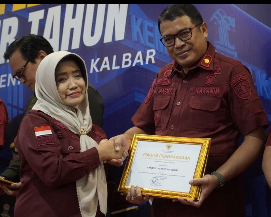 PENGHARGAAN : Kepala Imigrasi Putussibau Uray Aliandri saat menerima penghargaan atas kinerjanya pada tahun 2024.