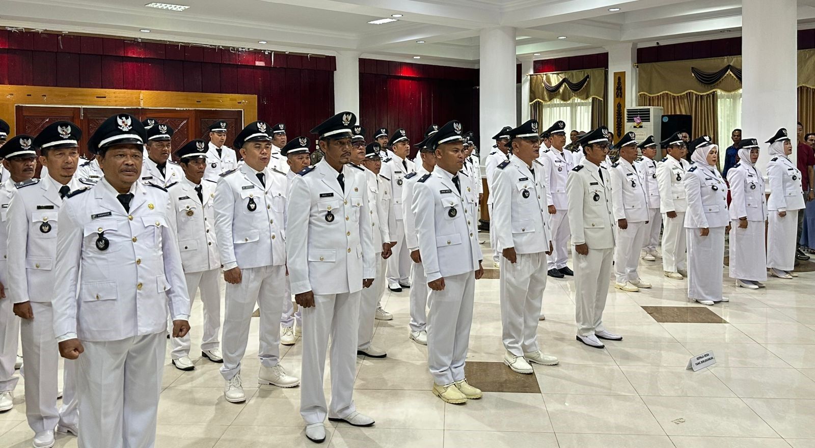 PENGUKUHAN: Pj Bupati Ismail saat mengukuhkan perpanjangan masa jabatan Kades se-Kabupaten Mempawah.