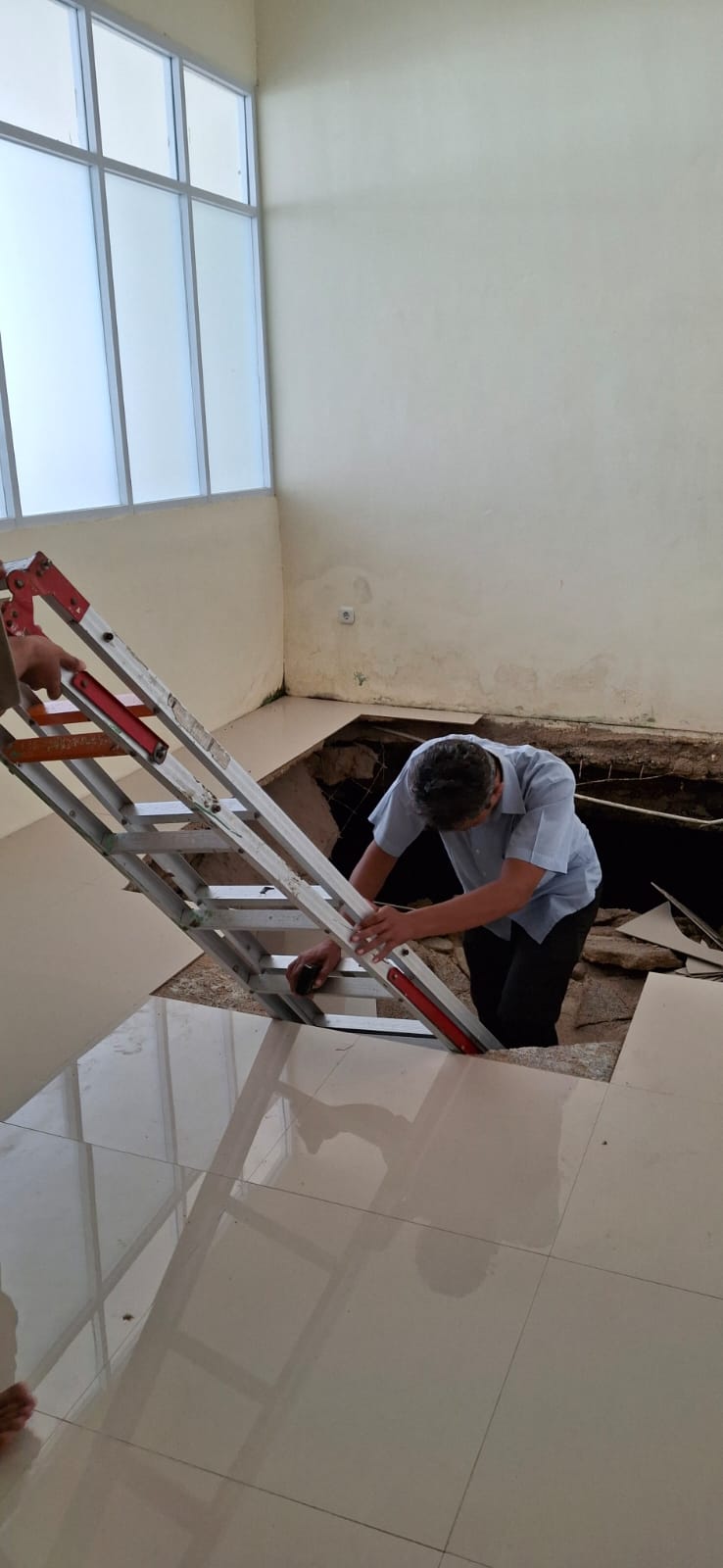 AMBRUK : Kodisi ambruknya lantai ruang komite medik, di Rumah Sakit Umum Daerah (RSUD) Sultan Muhammad Jamaludin I.