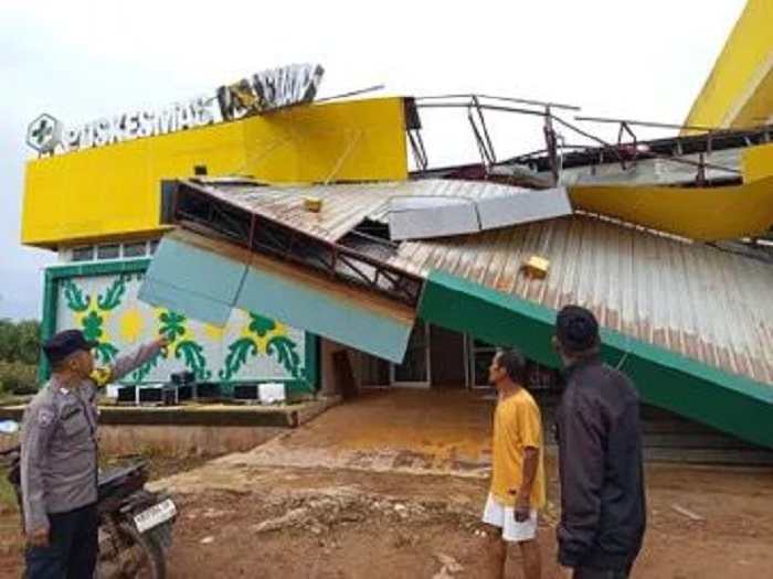 RUSAK: Bagian atap Puskesmas Pesaguan rusak akibat diterjang angin kencang, Rabu (1/1) lalu.