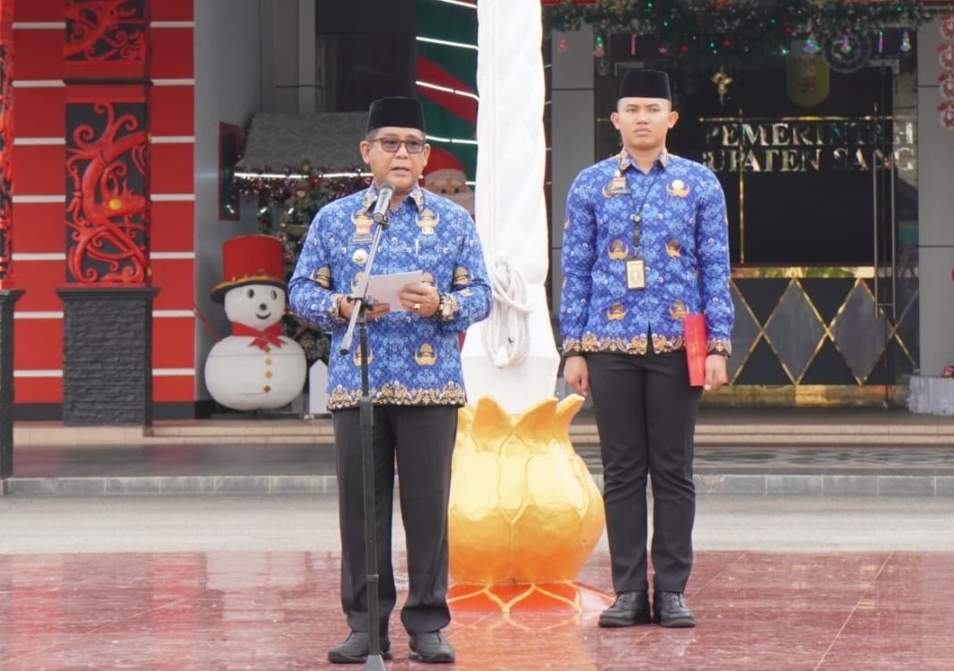APEL : Pemkab Sanggau menggelar apel bersama di Halaman Kantor Bupati Sanggau dipimpin langsung oleh Penjabat (Pj) Bupati Sanggau, Suherman.