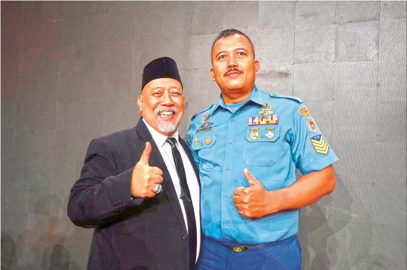 KOMIKA: Ahmad Yusub bersama Indro Warkop selepas tampil dalam penyisihan awal kompetisi Comic 8 Revolution di Jakarta.
