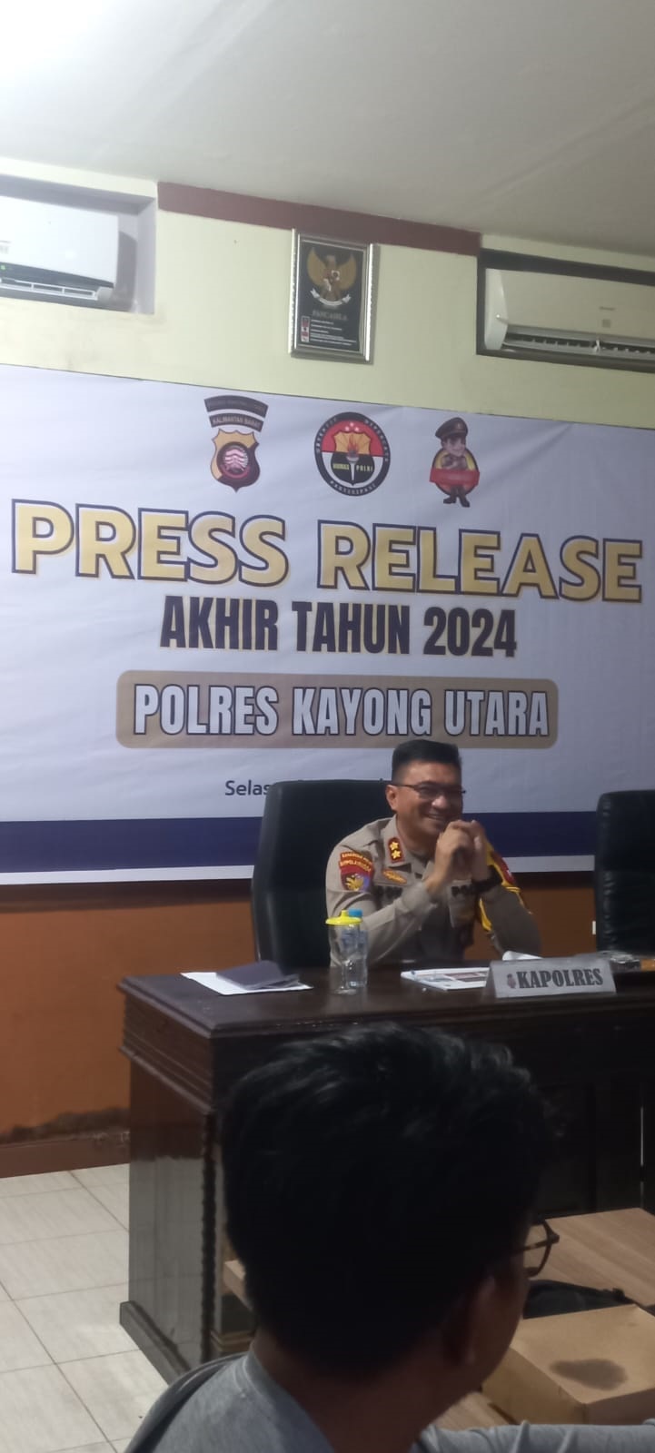 Kepala Kepolisian Resor (Kapolres) Kayong Utara, AKBP Donny Manopo, saat memberikan keterangan dalam konferensi pers di Polres Kayong Utara.