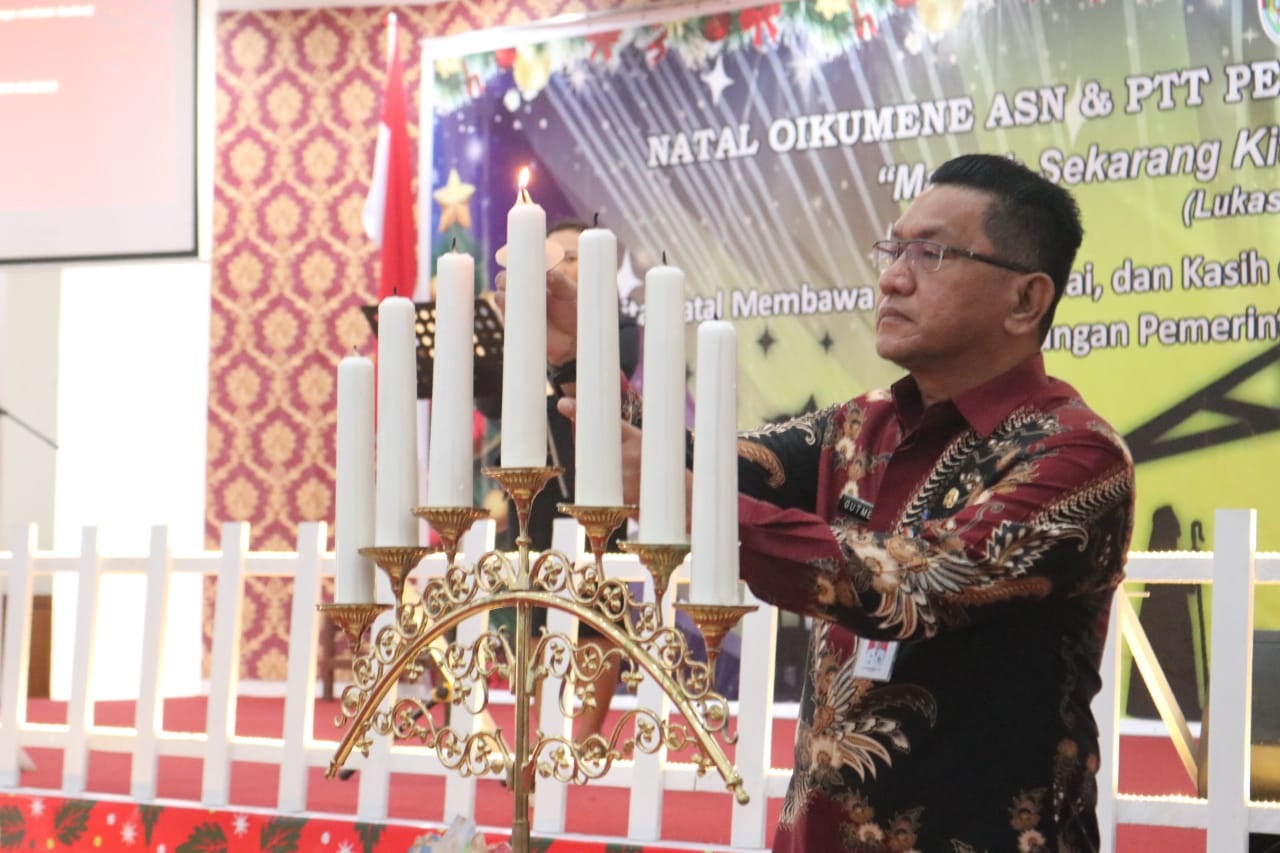 NATAL OIKUMENE: Pj Bupati Landak Gutmen Nainggolan saat menghadiri perayaan Natal Oikumene di aula Kantor Bupati Landak.