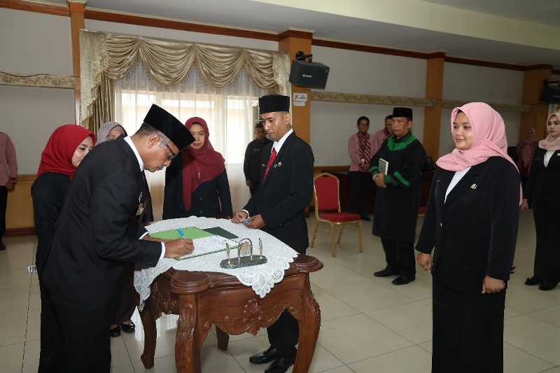 PELANTIKAN: Pj Wali Kota Pontianak Edi Suryanto menandatangani berita acara pelantikan pejabat fungsional.