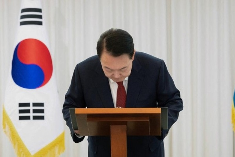 DIMAKZULKAN: Yoon Suk Yeol menyampaikan pidato kepada rakyat di kediaman resminya di Seoul, 14 Desember 2024.