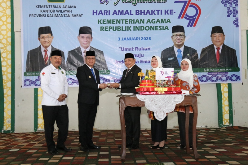 TUMPENG: Harisson menerima potongan tumpeng dari Kakanwil Kemenag Kalbar usai upacara peringatan HAB ke-79 Kemenag RI.