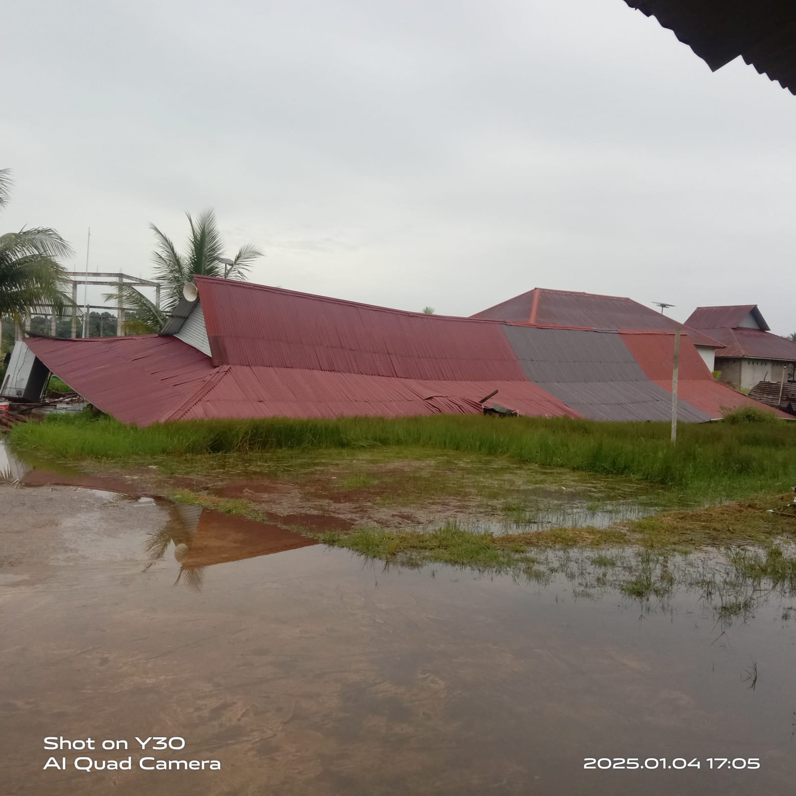 Pondok Pesantren Al Mansyur di Kubu Raya Ambruk diterjang angin ribut pada Sabtu (4/1/2025).