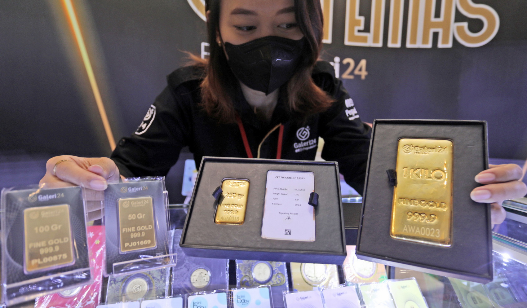 ANTHAM: Valentina Ratri dari Galeri 24 saat tunjukkan beberapa emas antham di Surabaya International Jewellery Fair 2022 beberapa waktu lalu. Kamis 10/11.