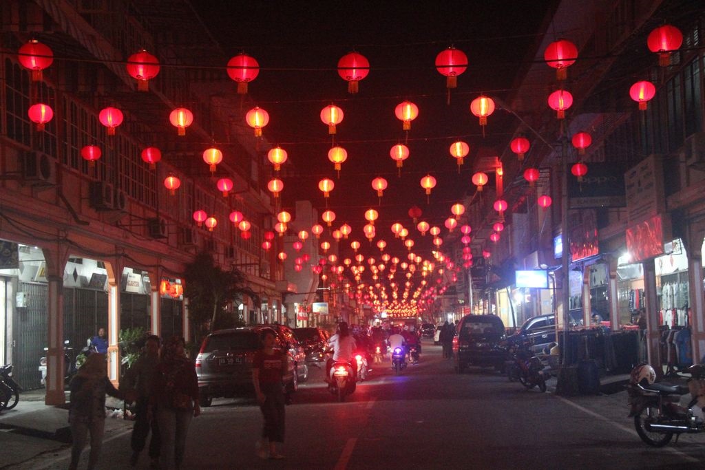 MERIAH: Sejumlah jalan utama di Kota Singkawang dihiasi oleh lampion pada momen Imlek tahun lalu. Pada Imlek tahun ini pun hiasan serupa akan memeriahkan kota.