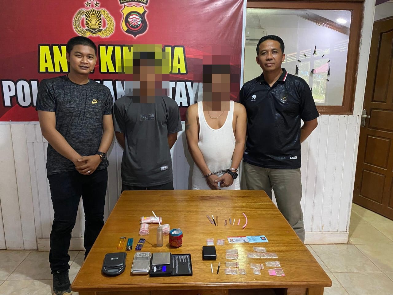 TANGKAP: Dua pengedar sabu RS (36) dan DK (36) berhasil ditangkap anggota Polsek Nanga Tayap, pada Kamis (2/1) lalu.