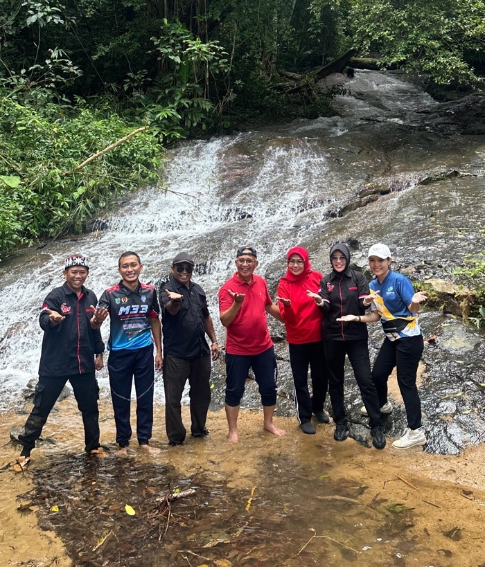 WISATA GUNUNG POTENG: Pj Wali Kota Singkawang, Sumastro saat berfoto dengan latar salah satu air terjun di kawasan wisata Gunung Poteng.