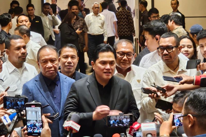 Ketua Umum PSSI Erick Thohir (tengah) menjawab pertanyaan wartawan usai jumpa pers di Gedung Danareksa, Jakarta, Senin (6/1)