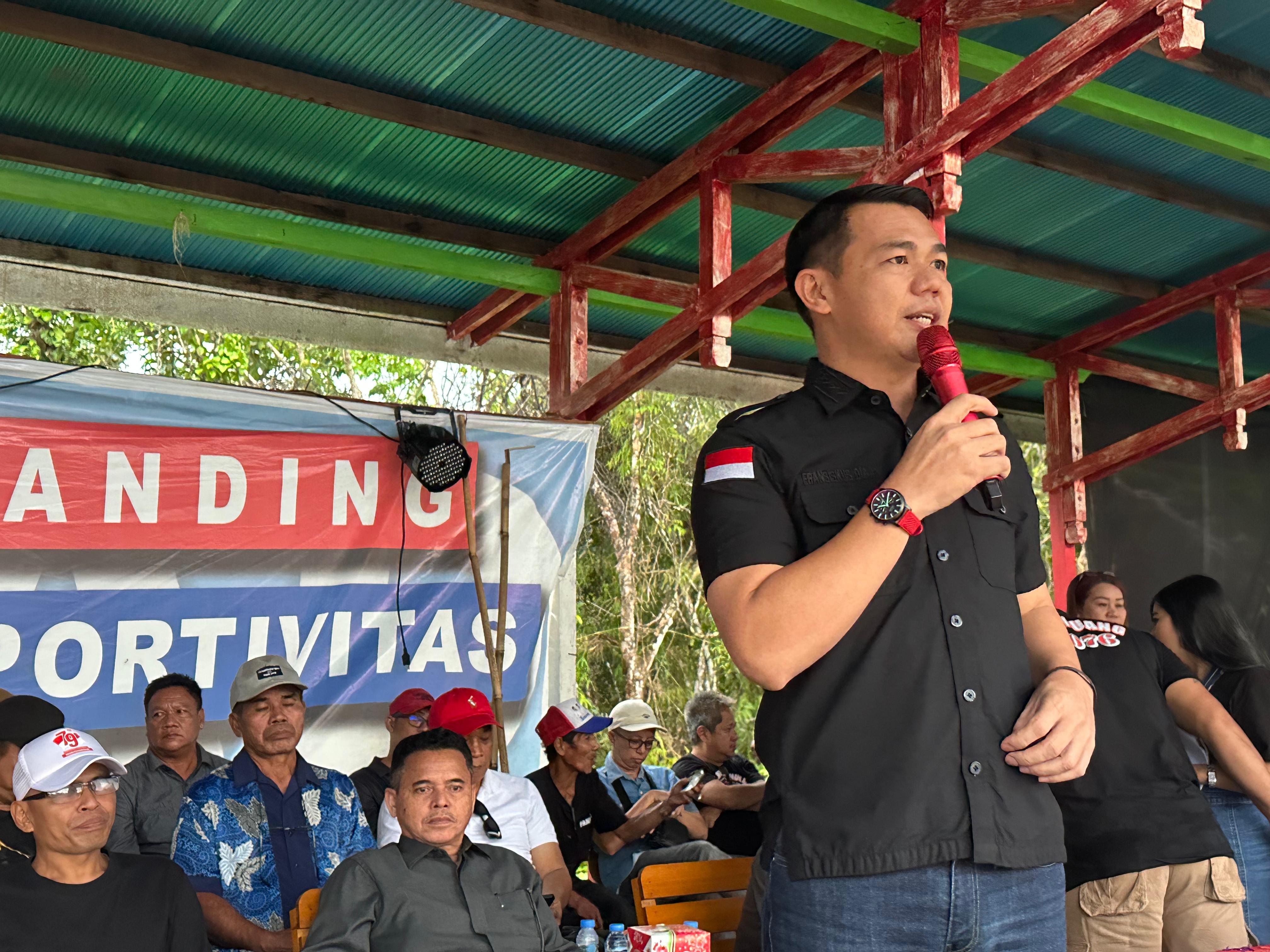 TUTUP: Bupati Kapuas Hulu Fransiskus Diaan saat menutup turnamen sepakbola Sejiram Cup.
