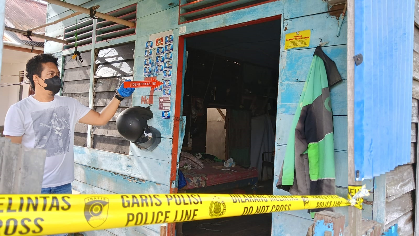 IDENTIFIKASI: Aparat Polsek Sungai Raya melakukan identifikasi kasus pria berinisial TM yang ditemukan meninggal dunia dalam kondisi tergantung di rumahnya.