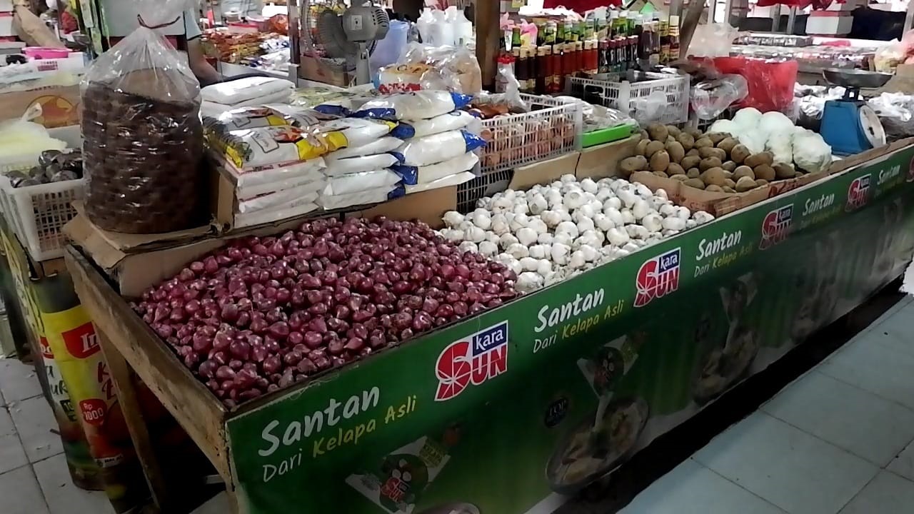 MULAI TURUN: Harga komoditas bawang merah dan putih di Pasar Rakyat Ngabang mulai turun.