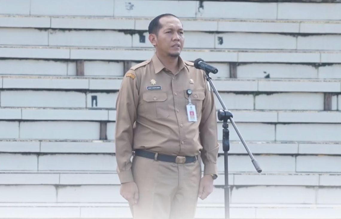 ARAHAN: Pj Sekda, Dedy Shopiardi, memberikan arahan saat memimpin apel, Senin (6/1) pagi.