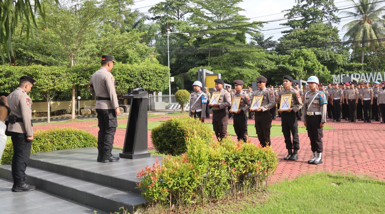 PTDH: Kapolres AKBP Sudarsono saat memimpin upacara PTDH.