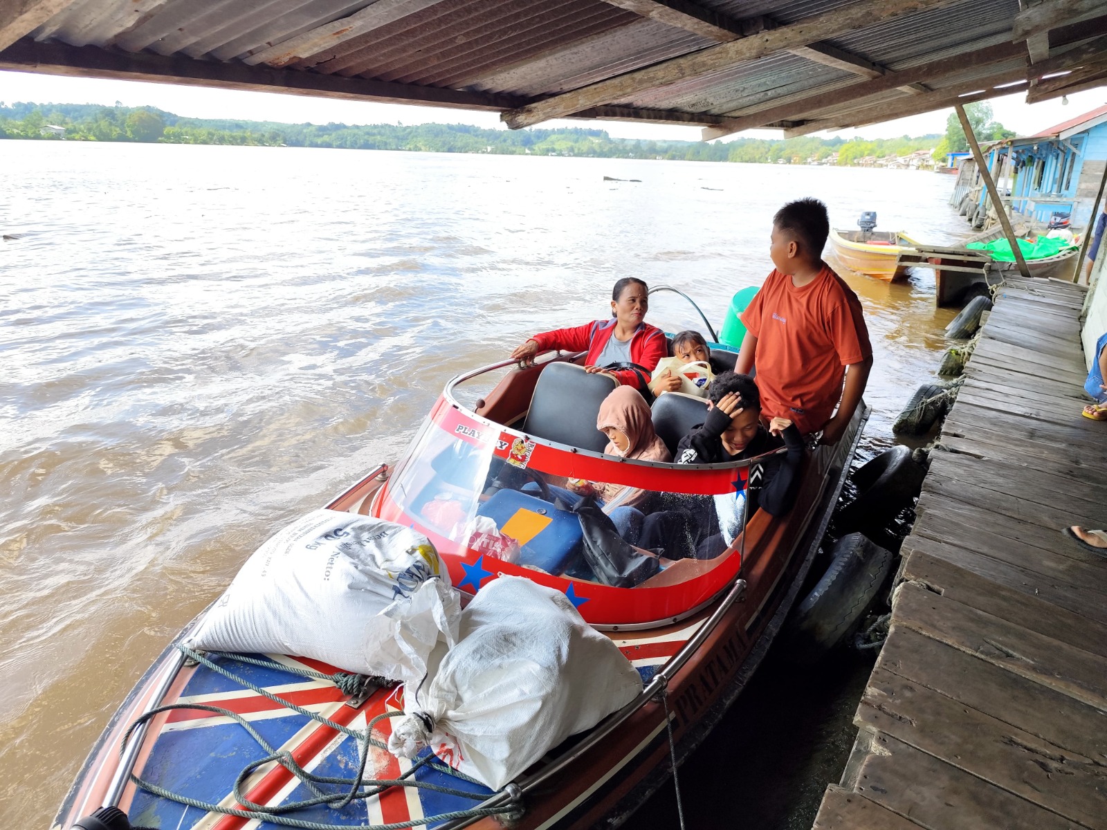 MUDIK : Sungai Kapuas menjadi salah satu alternatif akses arus mudik natal dan tahun baru (Nataru) di Kabupaten Sanggau.