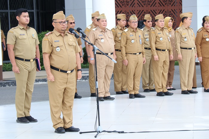 APEL: Pj Sekda Kalbar Mohammad Bari saat memimpin apel gabungan&nbsp;awal&nbsp;tahun 2025 di Halaman Kantor Gubernur, Senin (6/1).