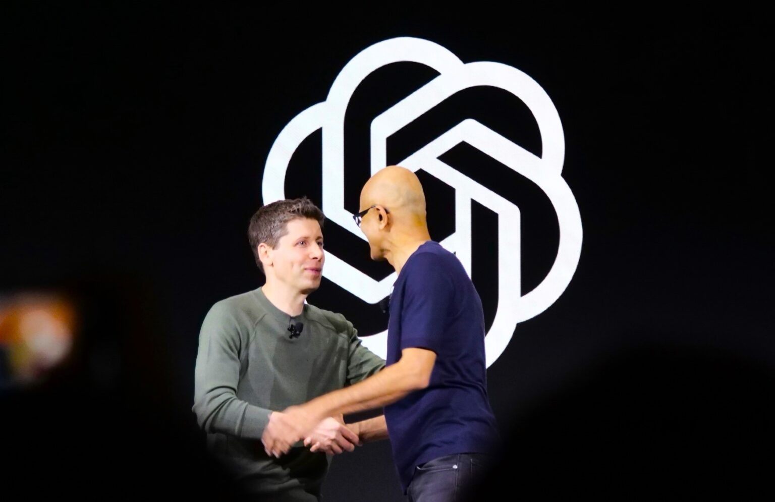 SAPA: CEO Open AI Sam Altman menyapa CEO Microsoft Satya Nadella di OpenAI DevDay di San Francisco pada 6 November 2023.