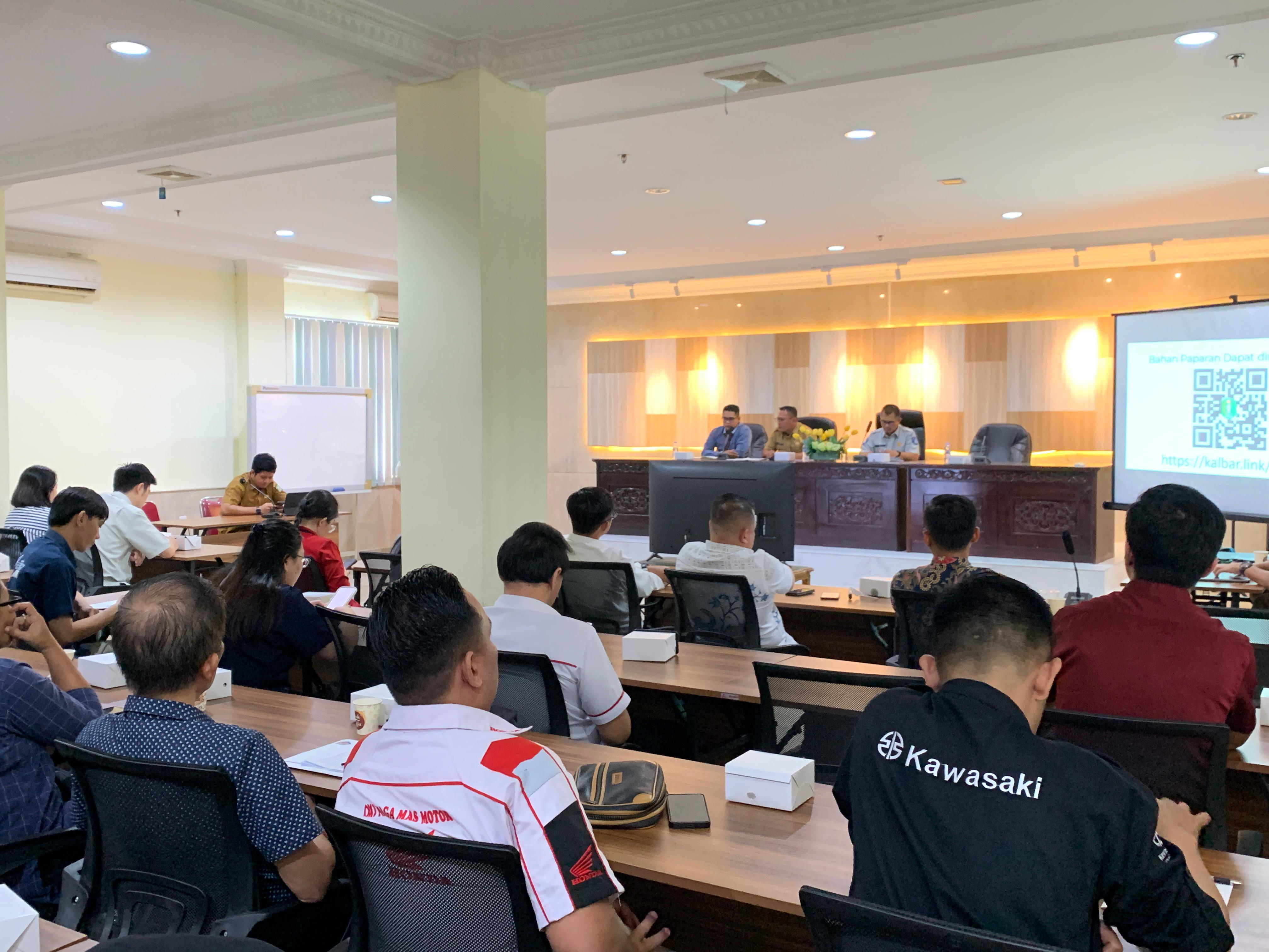 SOSIALISASI&nbsp;: Bapenda Kalbar menggelar sosialisasi Pergub 47 kepada stakeholder terkait di Kantor Bapenda Kalbar, Senin (6/1).