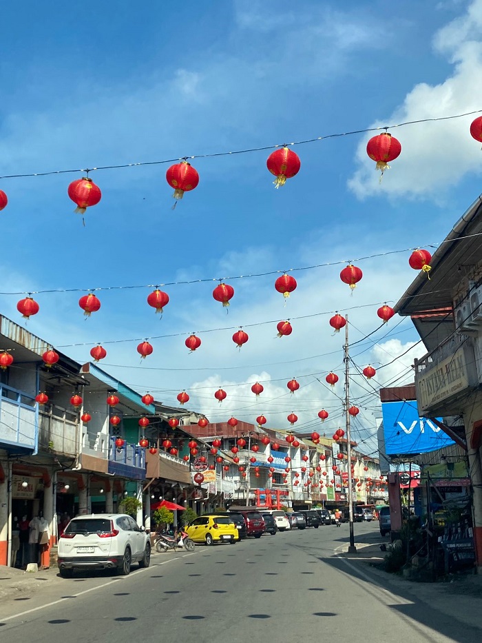 LAMPION KOTA: Panitia Imlek dan Cap Go Meh 2576 mulai menghias kota dengan memasang ornamen lampion di sejumlah ruas jalan di Kota Singkawang sejak Kamis (2/1) lalu.