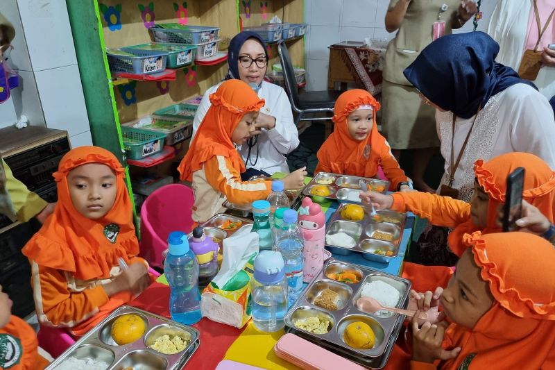 BERSANTAP: Menteri Pemberdayaan Perempuan dan Perlindungan Anak (PPPA) Arifah Fauzi menemani anak-anak PAUD Al Marzuqiyah menyantap hidangan Makan Bergizi Gratis (MBG) di Jakarta Timur.