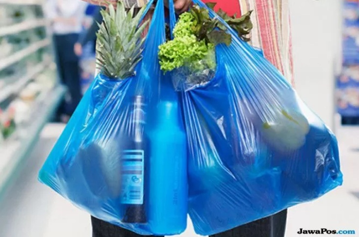Ilustrasi penggunaan kantong plastik.