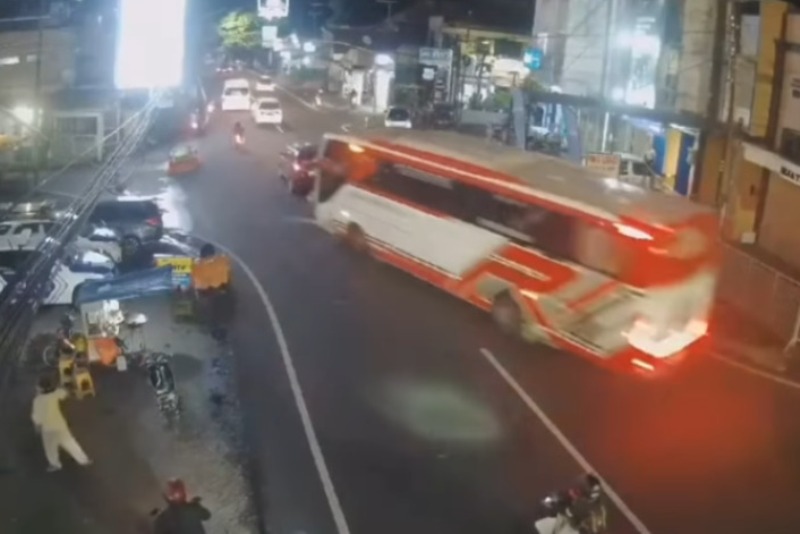 Tangkapan layar rekaman CCTV detik detik kecelakaan bus pariwisata yang menewaskan empat orang di Kota Batu.