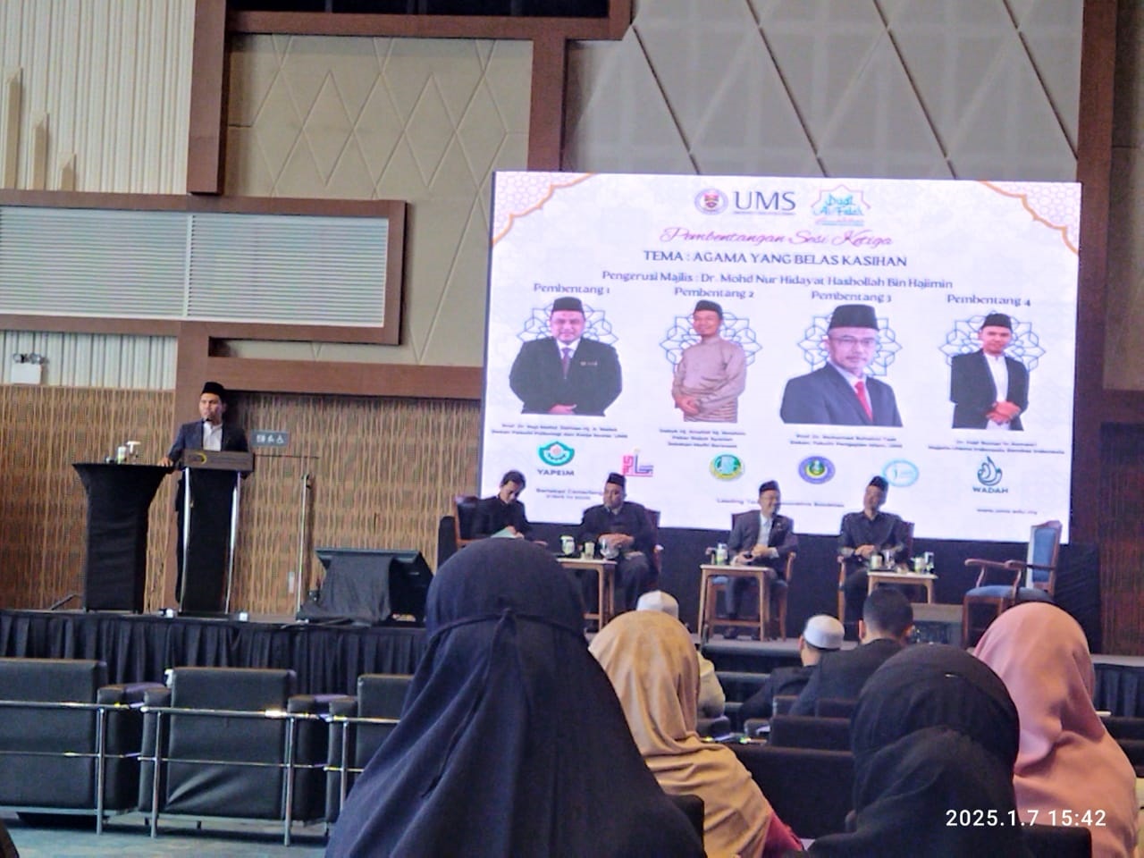PEMBICARA: Ketua MUI Sambas Menjadi Pembicara di Seminar Antarbangsa Du
