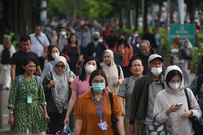 Pekerja melintasi pedestrian saat jam pulang kerja di kawasan Jalan Jenderal Sudirman, Jakarta, Selasa (7/1/2025). Pemerintah merujuk pada PP Nomor 45 Tahun 2015 tentang Penyelenggaraan Program Jaminan Pensiun, memperpanjang batas usia pensiun pekerja Ind