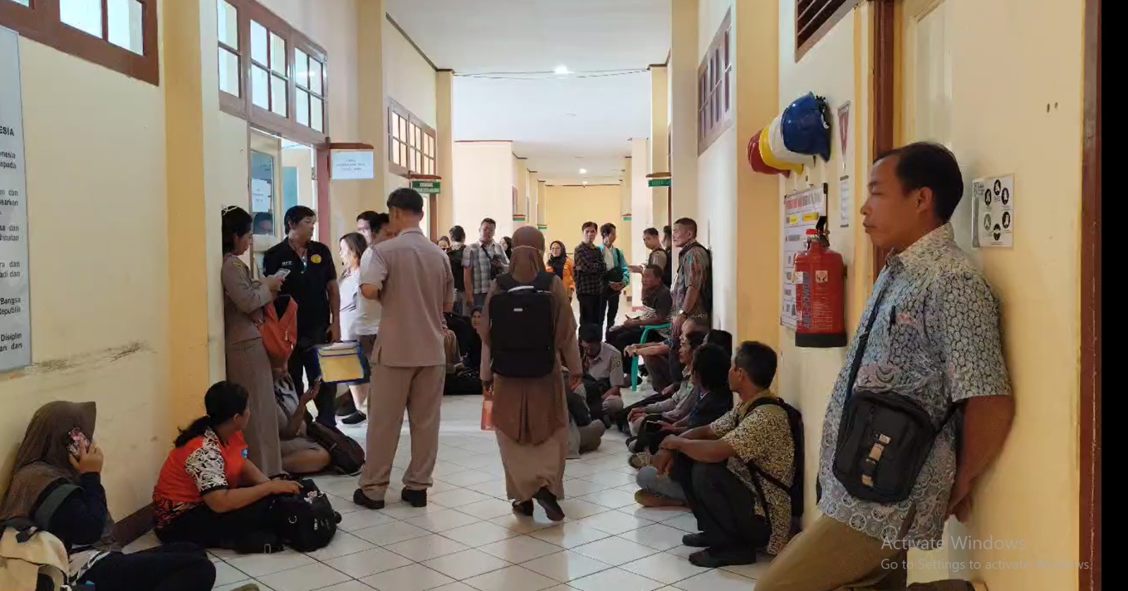 KESEHATAN : Para calon PPPK terpantau berjubel mengurus surat kesehatan di RSUD MTh Djaman, Rabu kemarin.