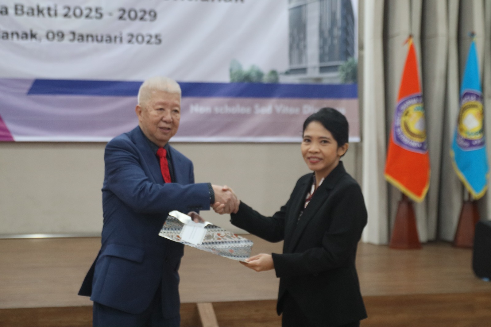 Pelantikan dekan fakultas bahasa Universitas Widya Dharma, Fransiska Dewi Hastuti oleh ketua yayasan Widya Dharma Widjaja Tandra di aulau gedung Fransiskus Asisi Universitas Widya Dharma Pontianak.