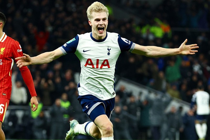 Pemain Tottenham Lucas Bergvall merayakan golnya ke gawang Liverpool pada laga semifinal Carabao Cup Kamis dini hari WIB.