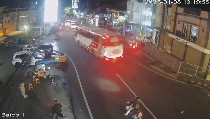 Bus Pariwisata yang mengalami rem blong dan memicu tabrakan beruntun di Kota Batu Rabu (8/1) malam