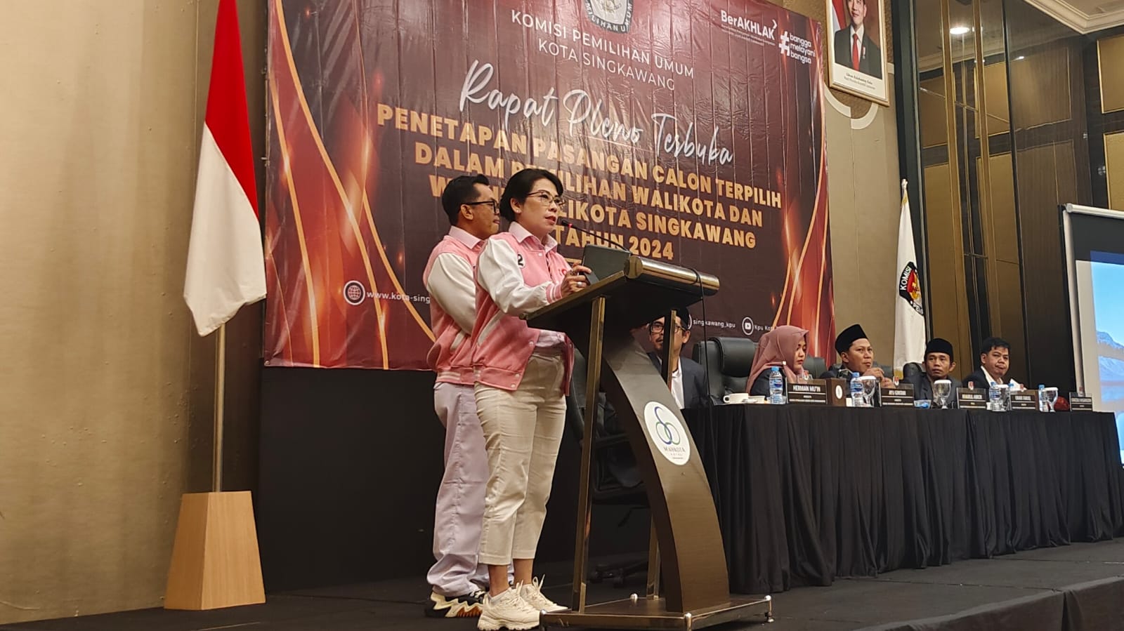 Calon Wali kota Singkawang Terpilih Tjhai Chui Mie menyampaikan pidato pada rapat pleno terbuka penetapan paslon dalam Pilkada Singkawang 2024 di Hotel Mahkota Singkawang, Kamis (9/1).