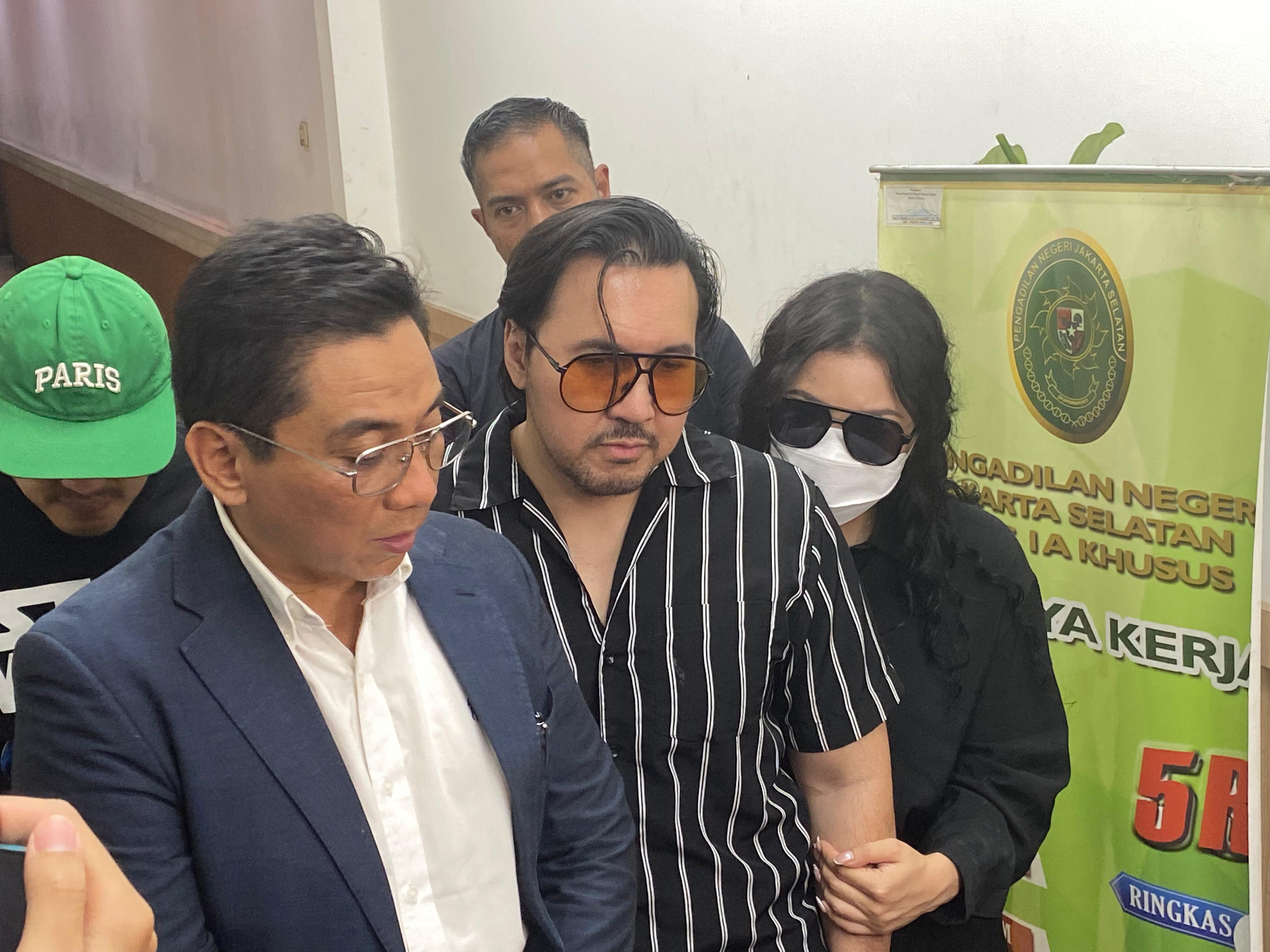 DAMPINGI: Audrey Davis didampingi ayahnya David Bayu saat menghadiri sidang lanjutan di Pengadilan Negeri Jakarta Selatan, Selasa (7/1) malam.