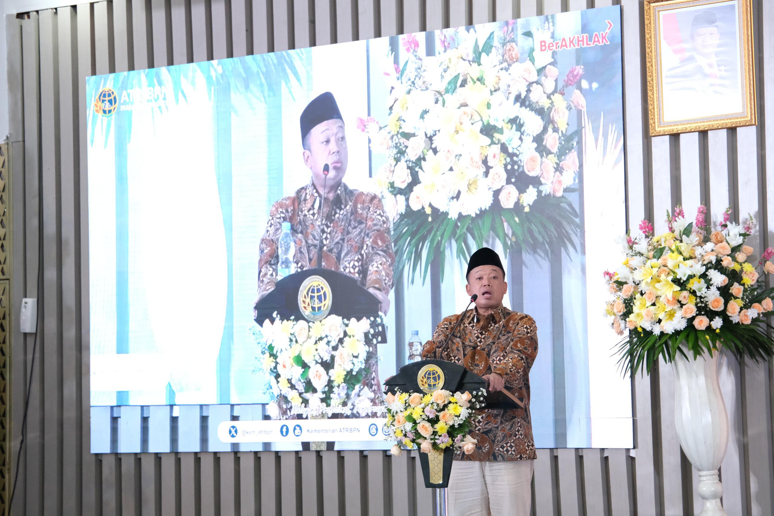 Menteri Nusron di hadapan keluarga besar umat kristiani Kementerian ATR/BPN yang hadir dalam perayaan Natal di Aula Prona, Jakarta, pada Selasa (07/01/2025).