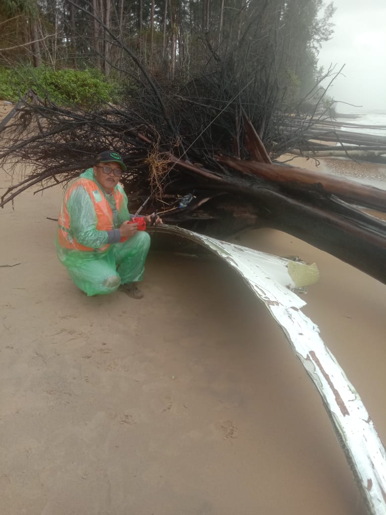 Warga menemukan serpihan objek diduga serpihan pesawat di pesisir Pantai Tanjung Belimbing (Selimpai), Desa Sebubus, Kecamatan Paloh, Kabupaten Sambas, Kamis (9/1).
