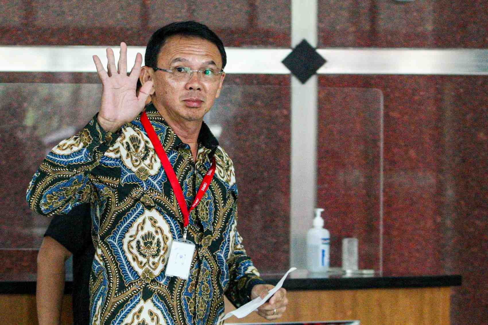 DIPERIKSA: Mantan Komisaris Utama PT Pertamina (Persero) Basuki Tjahaja Purnama alias Ahok berjalan untuk menjalani pemeriksaan di Gedung KPK, Jakarta, Kamis (9/1).