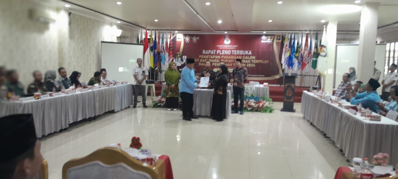 KPU Kabupaten Sambas saat menggelar rapat pleno penetapan hasil Pemilihan Bupati dan Wakil Bupati Sambas pada Pilkada Serentak 2024 dilaksanakan pada Kamis (9/1) di Hotel Pantura Jaya.