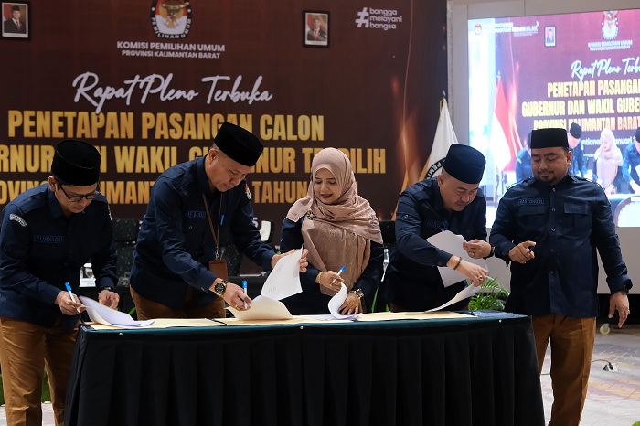 Ketua KPU Provinsi Kalimantan Barat Muhammad Syarifuddin Budi (kedua kiri) bersama empat Komisioner KPU Kalbar yaitu Syarifah Nuraini (ketiga kanan), Heru Hermansyah (kedua kanan), Kartono Nuryadi (kanan) dan Suryadi (kiri) menandatangani berita acara pad