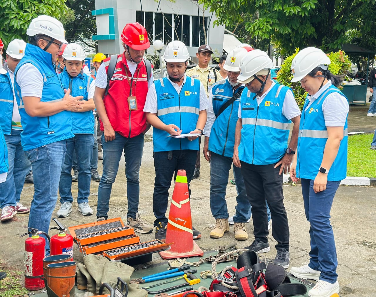 Manajer K3L dan Kam PLN UID Kalimanatan Barat, Andi Syamsul Bahri (tengah) melakukan cek list peralatan di saksikan oleh General Manager, Joice Lanny Wantania (paling kiri) dan jajaran Manajemen PLN.