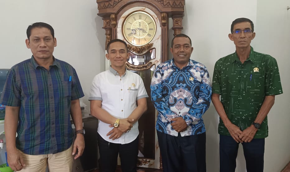 KELUHAN : Anggota DPRD Kapuas Hulu menyikapi keluhan masyarakat terhadap antrian panjang dan sering tidak bukanya&nbsp; Stasiun Pengisian Bahan Bakar Umum (SPBU).