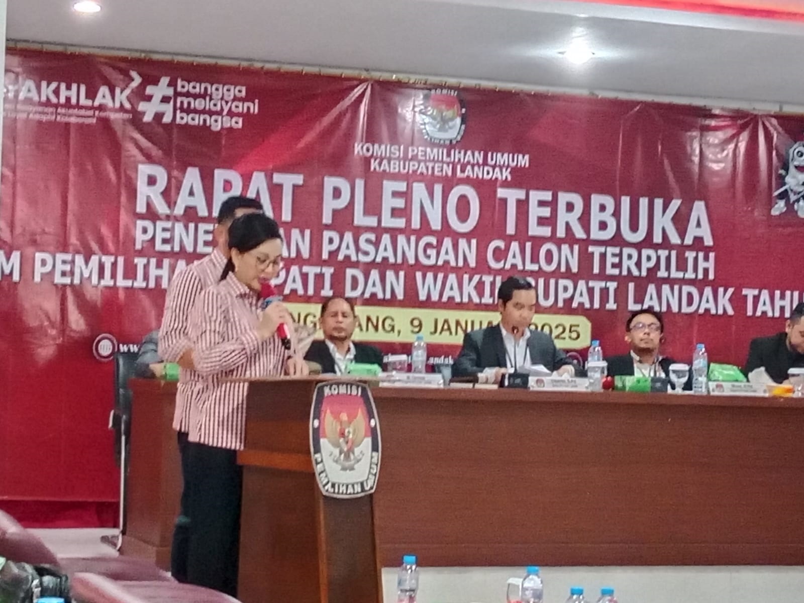 PIDATO: Karolin Margret Natasa&nbsp; berpidato dalam rapat pleno terbuka penetapan Bupati dan Wakil Bupati Landak yang digelar KPU, Kamis (9/1).